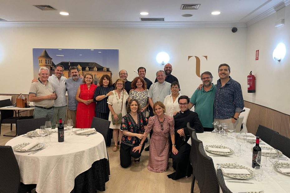 Cena de Fin de Curso con Don Ginés, los curas colaboradores, los coordinadores de los cursillos y los miembros de la Comisión Permanente